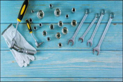 5 Reasons to Buy an Auto Tool Kit for Your Roadside Emergencies